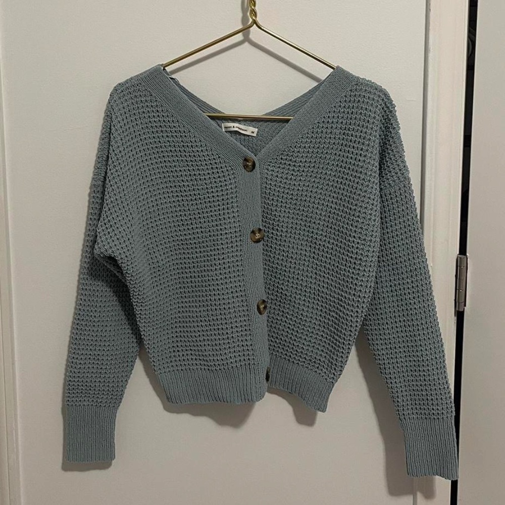 ⚠️ SOLD ⚠️ Moon & Madison Botton Up Cardigan